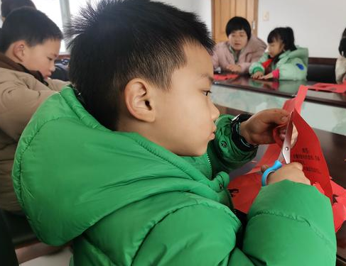 住宅上贴绿色门联，贴春联：贴出美好愿景与祝福