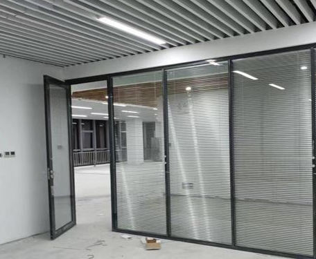 遵义玻璃活动隔断墙价格受何影响？费用构成及注意事项解析