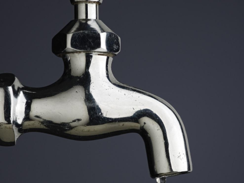 更换旧水龙头__拧龙头旧换下来解决水压不够