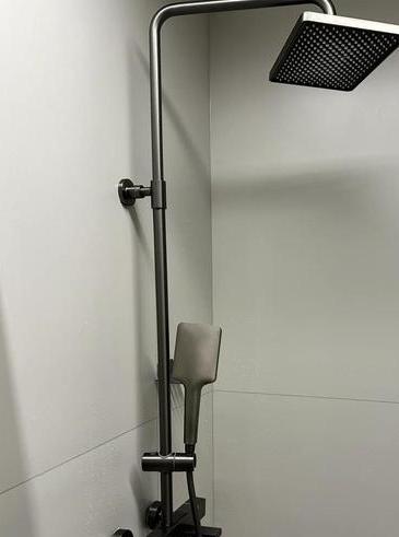 恒温花洒40度冬天洗澡太冷,恒温热水器与恒温花洒的区别安装恒温热水器后是否还需要恒温花洒?