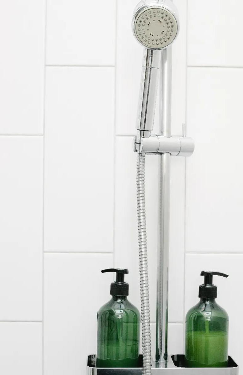 恒温花洒使用方法图解,选购指南恒温花洒并非适合所有家庭,如何选择最适合的花洒?