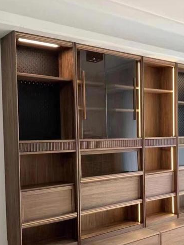 整体书柜板材怎么选？实木板材应用广，橡木松木胡桃木为主