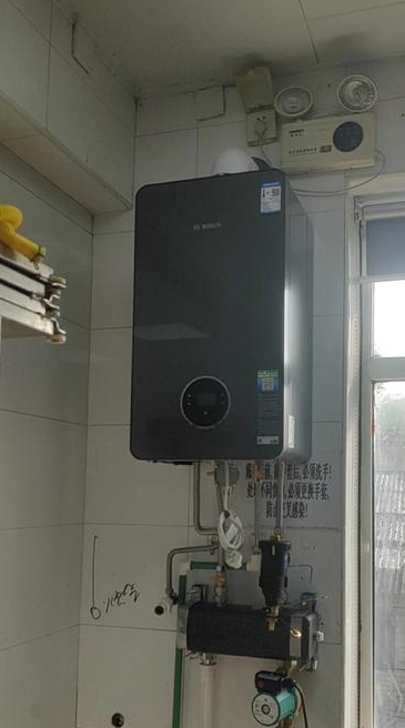 壁挂炉何时安装最合适?墙面处理完、水电改造后,精准预留管道是关键