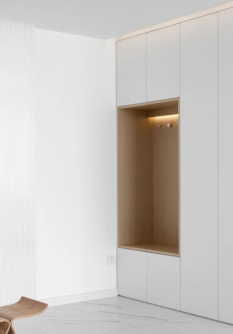 140㎡现代简约风装修案例:大白墙+木地板,打造极简舒适家居空间