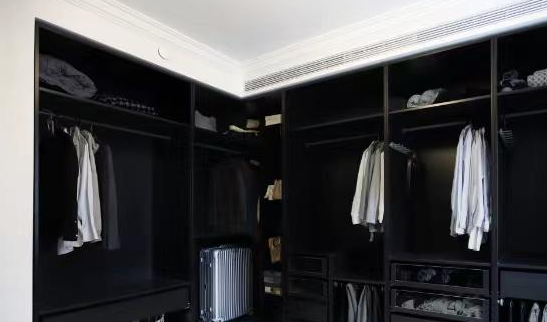 定制衣柜 vs 成品衣柜：哪个更适合你家？掌握这几点，轻松打造舒适卧室