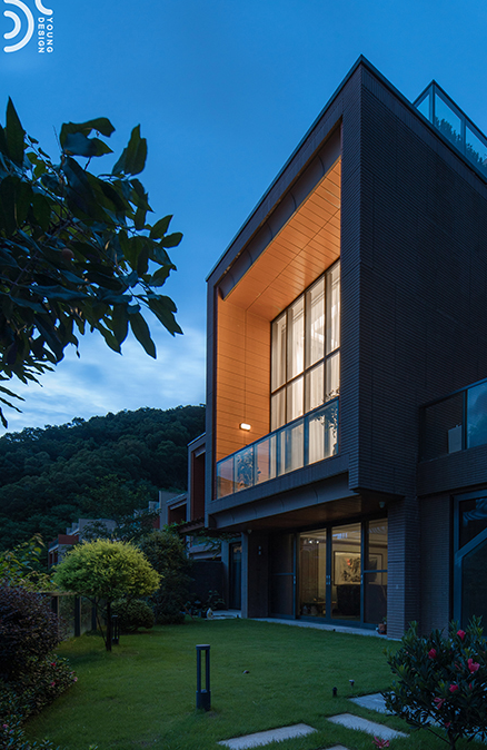 挑高客厅电视背景墙装修效果图